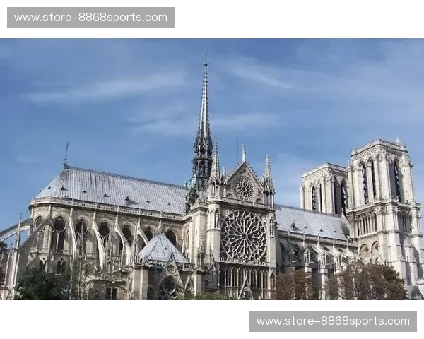 安格斯牛排的醇厚与巴黎圣母院的宏伟：一场跨越时空的味蕾与灵魂对话